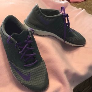 NIKE GRAY/PURPLE TENNIS SHOES 👩